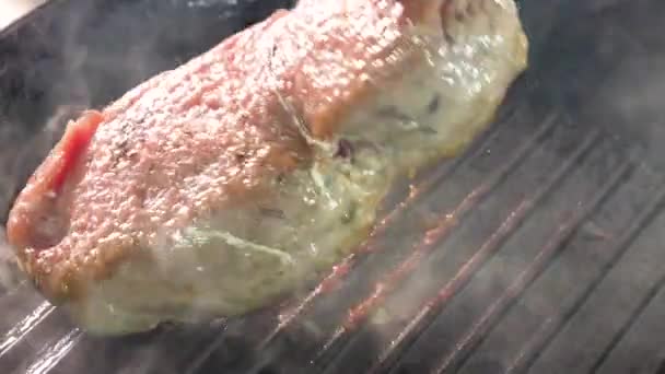 グリル パンでステーキを焼く ステーキを作るシェフ グリルパンに牛の公開ステーキ ステーキ用肉 — ストック動画