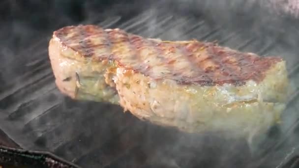 Biefstuk Grillen Een Grillpan Chef Kok Maakt Biefstuk Rundvleessteak Grillpan — Stockvideo