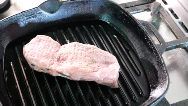 Biefstuk Grillen Een Grillpan Chef Kok Maakt Biefstuk Rundvleessteak Grillpan — Stockvideo