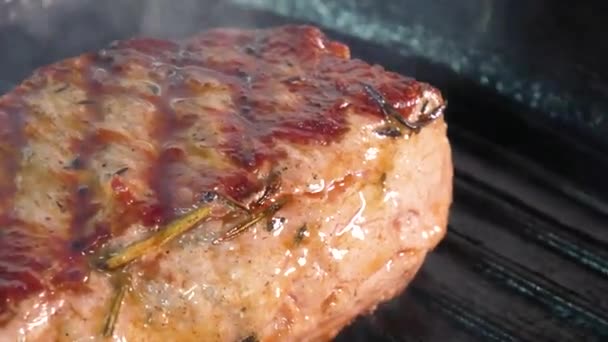 Biefstuk Grillen Een Grillpan Chef Kok Maakt Biefstuk Rundvleessteak Grillpan — Stockvideo