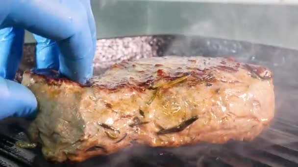Grilování Steaku Grilovací Pánvi Šéfkuchař Dělá Steak Hovězí Steak Grilované — Stock video