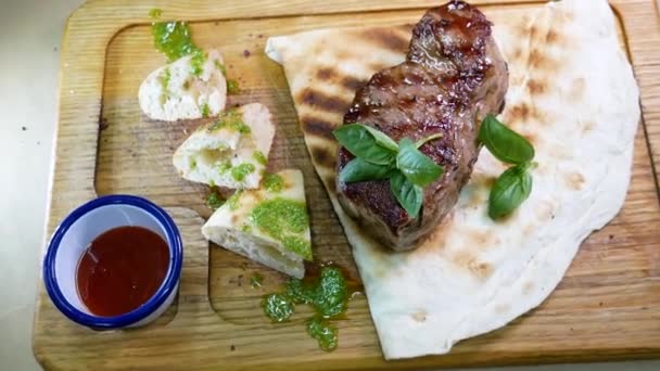 Bistecca Media Tostatura Tagliata Pezzi Una Tavola Legno Con Salsa — Video Stock