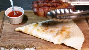 Lezzetli biftek. Tahta tabakta biftek. Ahşap bir tahtanın üzerinde orta pişmiş biftek ve sos.. 