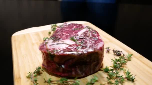 Preparación Filete Rejilla Carbones Chef Haciendo Bistec Carne Tierna Filete — Vídeo de stock