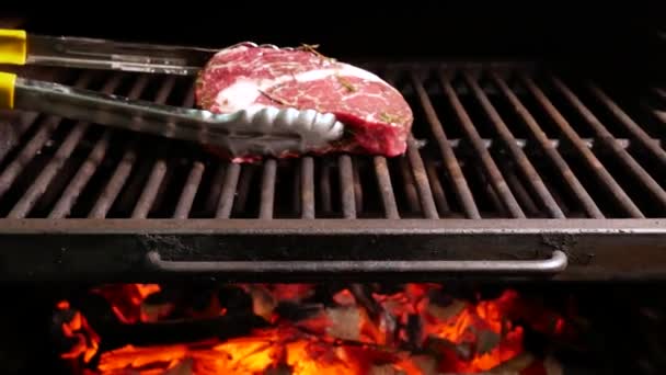 Preparación Filete Rejilla Carbones Chef Haciendo Bistec Carne Tierna Filete — Vídeo de stock