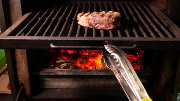 在烤架上和煤块上准备牛排 厨师做牛排 烤肉架上的牛肉嫩牛排 — 图库视频影像