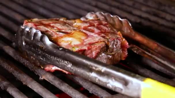 Izgarada Kömürde Biftek Hazırlığı Şef Biftek Yapıyor Izgarada Taze Biftek — Stok video