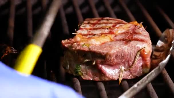 Preparación Filete Rejilla Carbones Chef Haciendo Bistec Carne Tierna Filete — Vídeo de stock