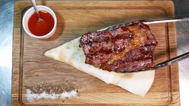 Lahodný Steak Hovězí Steak Dřevěném Talíři Středně Pečený Steak Dřevěné — Stock video