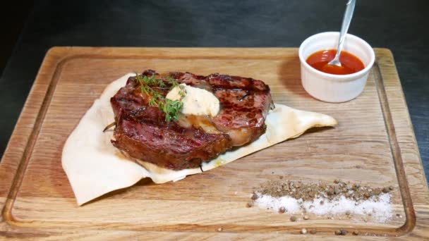 Heerlijke Biefstuk Rundvlees Biefstuk Houten Bord Middelgeroosterde Biefstuk Een Houten — Stockvideo