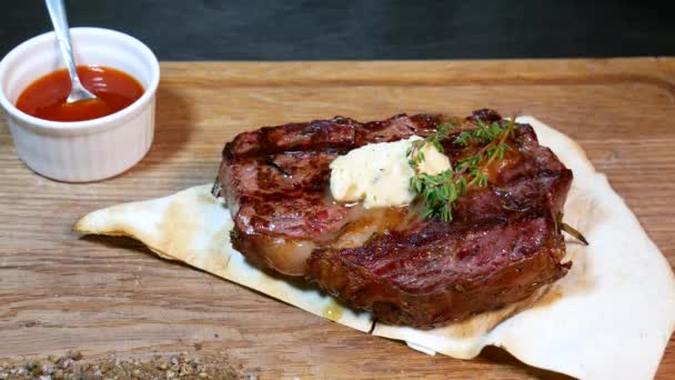 Lahodný Steak Hovězí Steak Dřevěném Talíři Středně Pečený Steak Dřevěné — Stock video