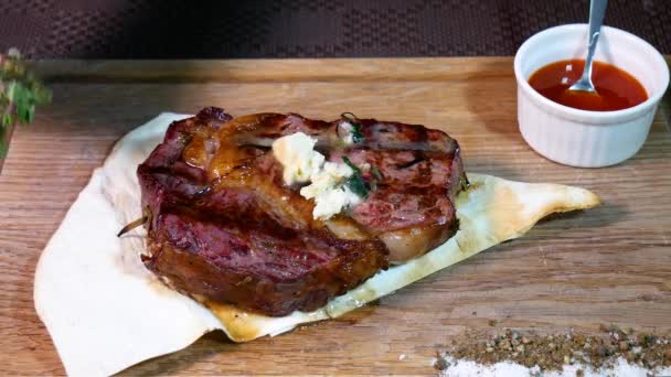 Restoran Şefi Pişmiş Biftek Dilimliyor Eldivenli Bir Garson Sulu Bir — Stok video