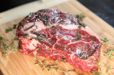 Çiğ taze biftek. Biftek için et. Biftek. Çiğ et. 