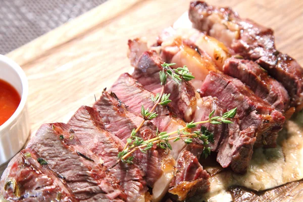 Delicious Steak Beef Steak Wooden Plate Medium Roasted Steak Wooden — Stock Photo, Image