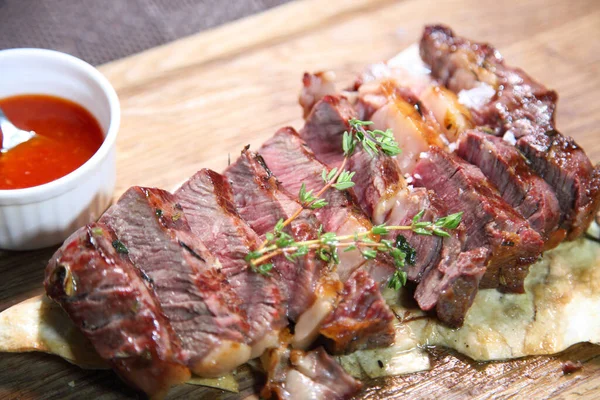 Leckeres Steak Rindersteak Auf Holzteller Medium Gebratenes Steak Auf Holzbrett — Stockfoto