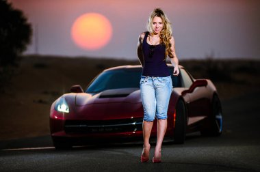 VINNYTSIA, UKRAINE - 17 OKTOBER 2014: Kız ve kırmızı araba. Güzellik ve arabalar..