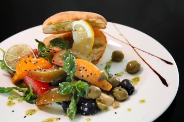 Domatesli salata, fesleğen ve mozzarella..