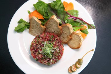 Gurme et için çiğ et. Baharatlı, kızarmış ekmek ve otlu çiğ tartar eti. Kaparili biftek tartartarı. Bir dilim ekmekle sığır eti tartartarı.  