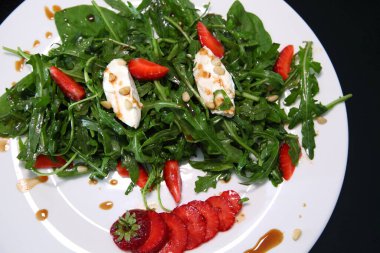 Roka salatası, krem peynir ve çilek. Roka ve çilekli salata. Rucola ve çilek..