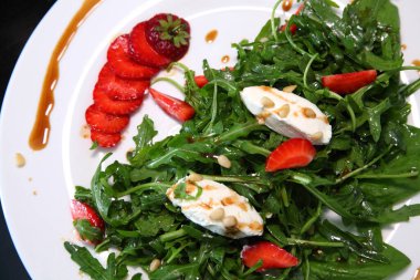 Roka salatası, krem peynir ve çilek. Roka ve çilekli salata. Rucola ve çilek..