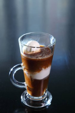 Dondurmalı kahve ve bir bardak kalem..