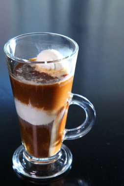 Dondurmalı kahve ve bir bardak kalem..