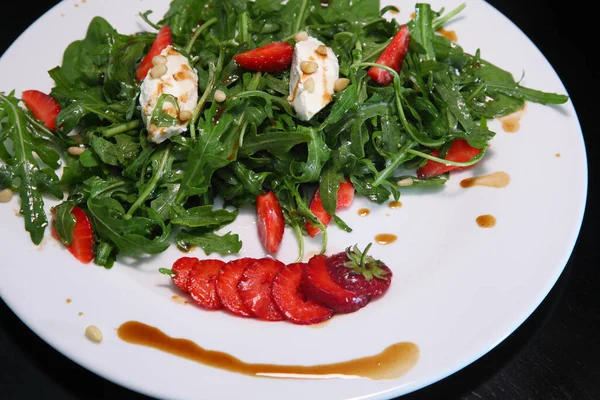 Salade Met Arugula Roomkaas Aardbeien Salade Met Arugula Aardbeien Rucola — Stockfoto