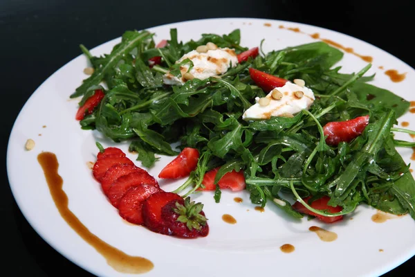 Insalata Con Rucola Crema Formaggio Fragole Insalata Con Rucola Fragole — Foto Stock