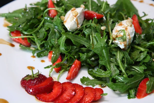 Salat Mit Rucola Frischkäse Und Erdbeeren Salat Mit Rucola Und — Stockfoto