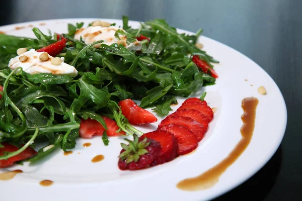 Insalata Con Rucola Crema Formaggio Fragole Insalata Con Rucola Fragole — Foto Stock