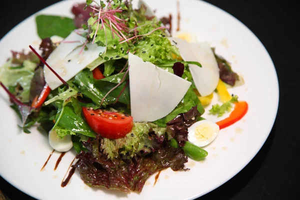 Salade Met Geitenkaas Salade Met Geitenkaas Kwarteleitjes Kruiden — Stockfoto