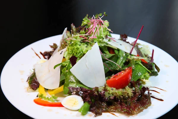 Salade Met Geitenkaas Salade Met Geitenkaas Kwarteleitjes Kruiden — Stockfoto