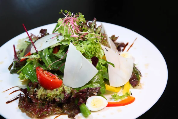 Salade Met Geitenkaas Salade Met Geitenkaas Kwarteleitjes Kruiden — Stockfoto