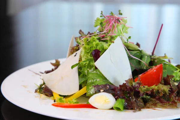 Salade Met Geitenkaas Salade Met Geitenkaas Kwarteleitjes Kruiden — Stockfoto