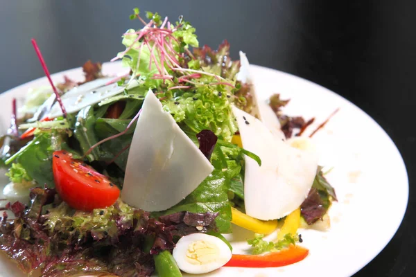 Salade Met Geitenkaas Salade Met Geitenkaas Kwarteleitjes Kruiden — Stockfoto