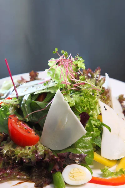 Salade Met Geitenkaas Salade Met Geitenkaas Kwarteleitjes Kruiden — Stockfoto