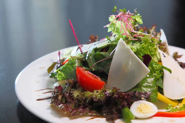 Saláta Kecskesajttal Saláta Kecskesajttal Fürjtojással Gyógynövényekkel — Stock Fotó
