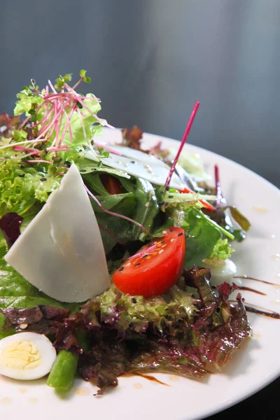 Saláta Kecskesajttal Saláta Kecskesajttal Fürjtojással Gyógynövényekkel — Stock Fotó