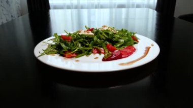 Roka salatası, krem peynir ve çilek. Roka ve çilekli salata. Rucola ve çilek..