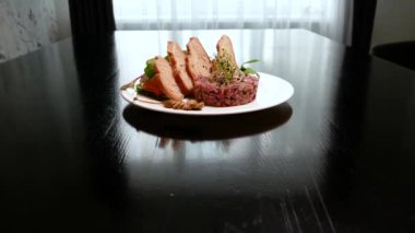Baharatlı, kızarmış ekmek ve otlu çiğ tartar eti. Kaparili biftek tartartarı. Ekmek dilimli biftek tartartarı. Gurme et için çiğ et..