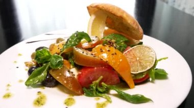 Domatesli salata, fesleğen ve mozzarella. Domatesli salata ve mozarella..