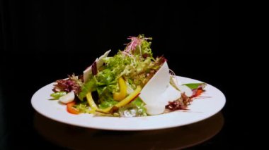 Keçi peynirli salata. Keçi peynirli salata, bıldırcın yumurtası ve ot..