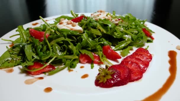 Salat Mit Rucola Frischkäse Und Erdbeeren Salat Mit Rucola Und — Stockvideo