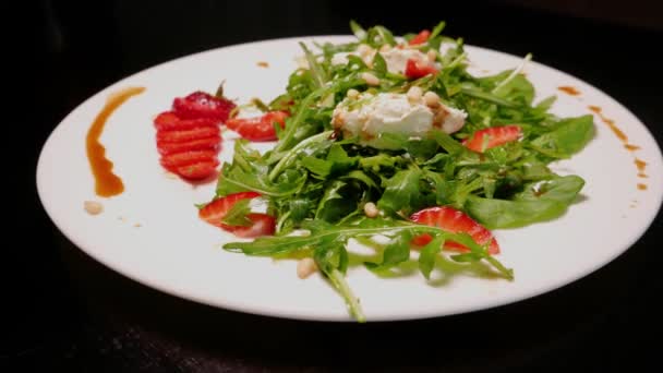 Salade Met Arugula Roomkaas Aardbeien Salade Met Arugula Aardbeien Rucola — Stockvideo