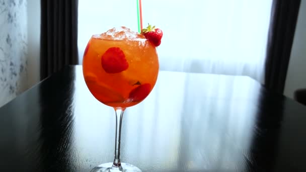 Cocktail Morango Mojito Vista Perto Coquetel Fresco Verão Com Hortelã — Vídeo de Stock