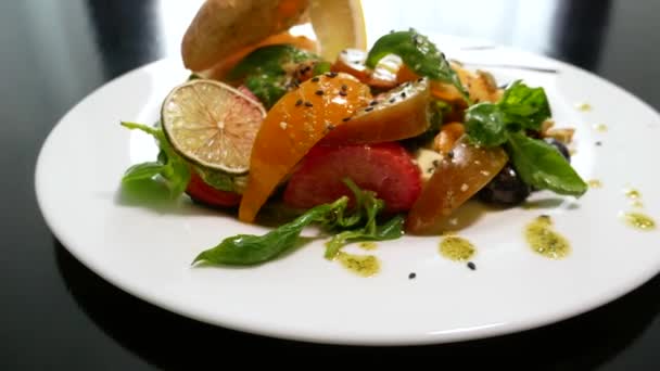 Sallad Med Tomater Basilika Och Mozzarella — Stockvideo