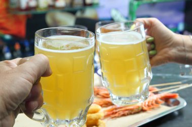 Bira barı. Langoustine ve bira. Bira ve deniz ürünleri atıştırmalıkları. Langoustine, bira, mürekkep balığı halkaları.. 