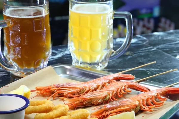 Cervecería Langoustines Cerveza Aperitivos Cerveza Mariscos Langoustines Cerveza Anillos Calamar — Foto de Stock