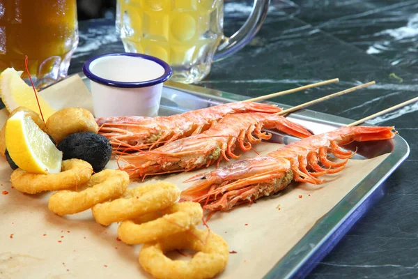 Μπύρα Παμπ Langoustines Και Μπύρα Μπύρα Και Θαλασσινά Σνακ Λανγκουστίνες — Φωτογραφία Αρχείου