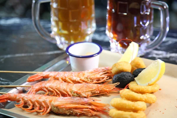 Cervecería Langoustines Cerveza Aperitivos Cerveza Mariscos Langoustines Cerveza Anillos Calamar — Foto de Stock